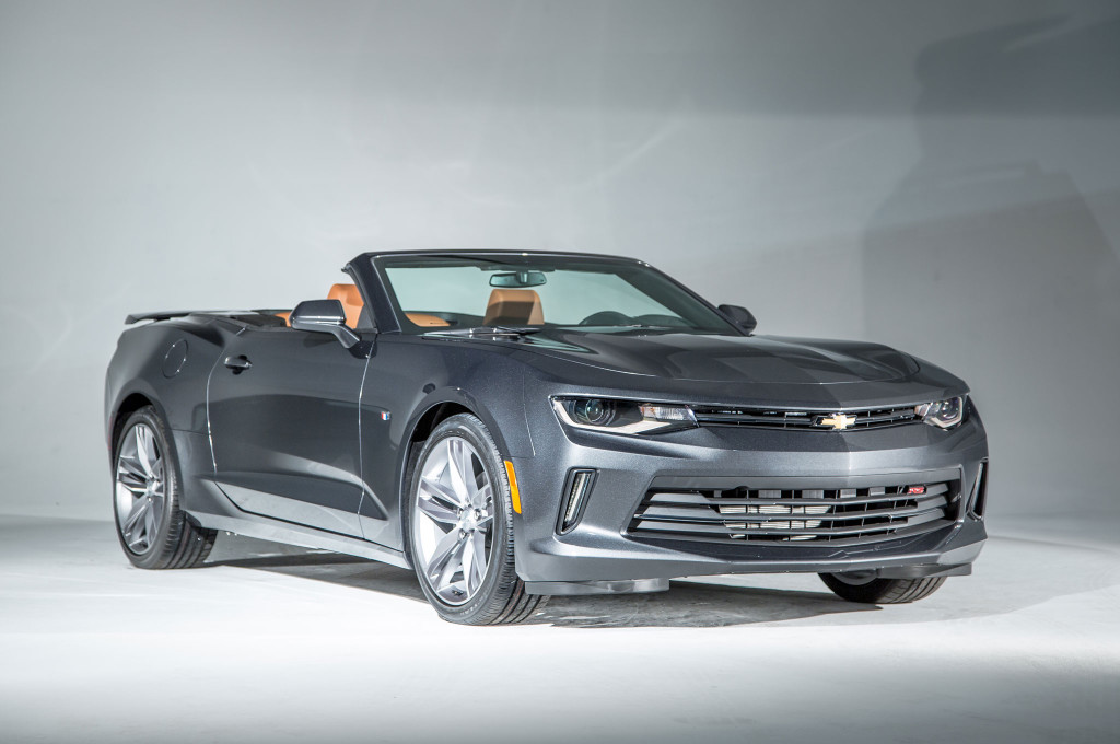 2016 Chevrolet Camaro Convertible front three quarter 04