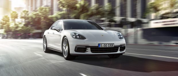 Porsche Paris Motor Show'da 4 çeker sistemli ve 50 km elektrikli sürüş menzilli Panamera 4 E-Hybrid'i tanıttı. Otomobil 100 km'de 2.5 lt yakıt tüketiyor.