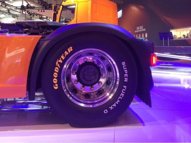 Goodyear'ın yeni A sınıfı yakıt verimliliği değerlerine sahip prototip ön ve çeker aks lastikleri, Super Fuelmax, DAF kamyonlar üzerinde sergilendi.