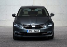 The lines of the new ŠKODA OCTAVIA have been further streamlined, especially at the front. The two adjacent headlights form the dual face with a crystalline look. On request, they shine in full-LED technology. The brand logo has gained even more presence, the front is more powerful, wider, and has more character.