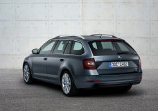 The space available in the revised ŠKODA OCTAVIA remains one of the largest in its class. Both the saloon and estate offer 1782 millimetres of interior space and 73 millimetres of legroom in the rear. Their luggage compartments measure 590 and 610 litres, respectively; with folded rear seat backrests up to 1580 and 1740 litres respectively. There is an optional electric tailgate available for OCTAVIA COMBI.