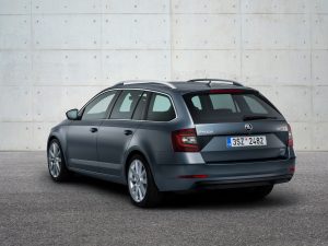 The space available in the revised ŠKODA OCTAVIA remains one of the largest in its class. Both the saloon and estate offer 1782 millimetres of interior space and 73 millimetres of legroom in the rear. Their luggage compartments measure 590 and 610 litres, respectively; with folded rear seat backrests up to 1580 and 1740 litres respectively. There is an optional electric tailgate available for OCTAVIA COMBI.