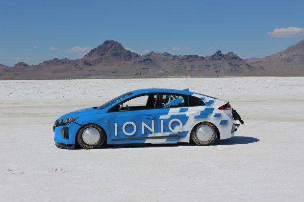 Hyundai'nin hibrid ve Plug-in hibrid modeli Ioniq'in modifiye edilmiş özel prototipi tuzla kaplı Bonneville’de maksimum 254 km/s hıza ulaştı.