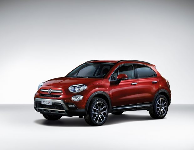 Cross ve Cross Plus adlı 2 donanım seviyesine sahip Fiat 500X, dizel motorlu ve çift kavramalı otomatik şanzımanlı versiyonu ile satışa sunuldu.