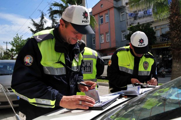 Trafik güvenliğini tehlikeye düşüren ve kural ihlali yapan sürücülere yönelik yeni ceza tutarları uygulanmaya başlandı. Trafik cezaları yüzde 3.83 zamlandı.