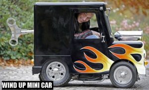 WIND UP MINI CAR